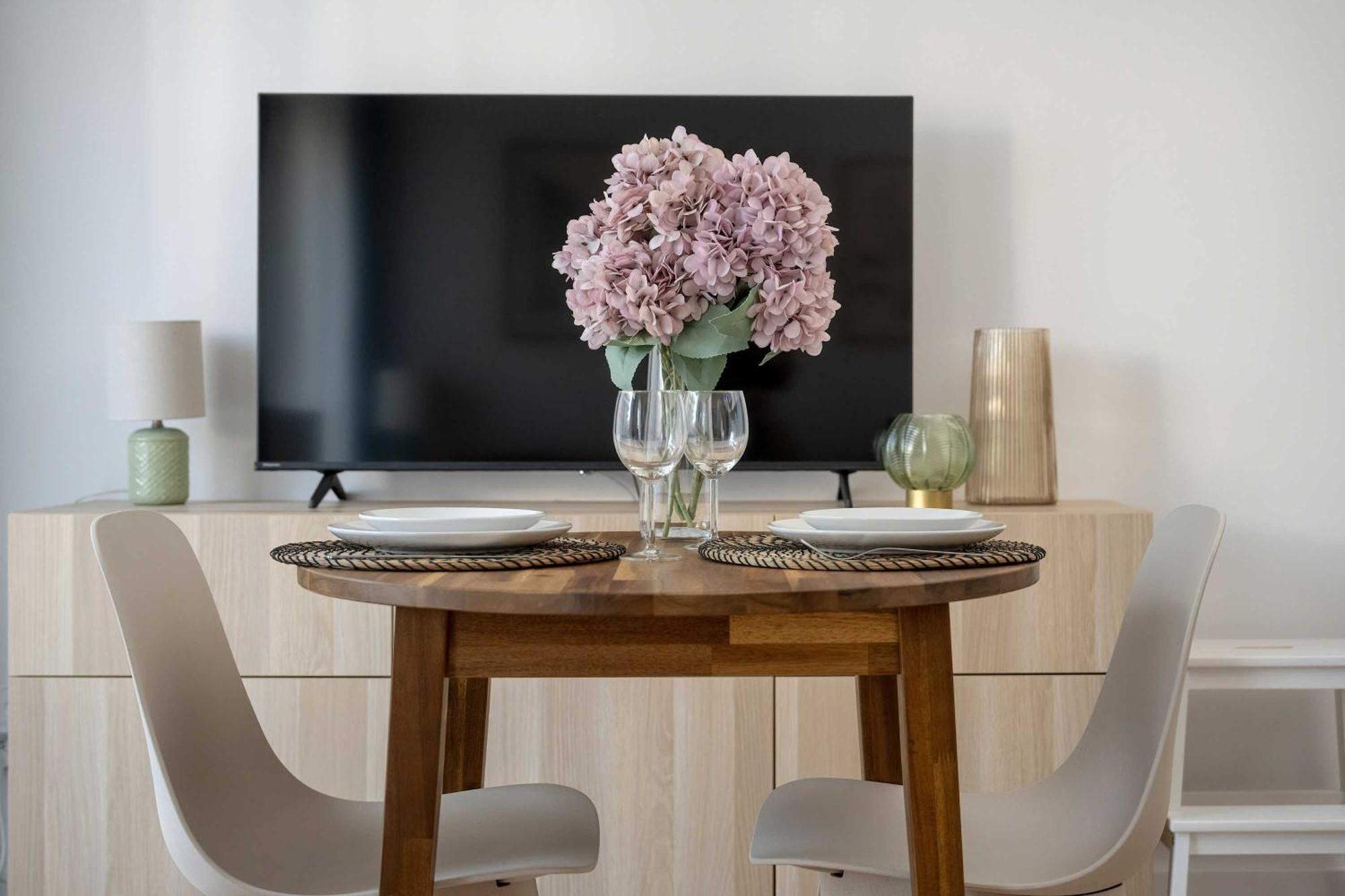 Stylish With Balcony & Parking In The Old Town Of By Renters Apartamento