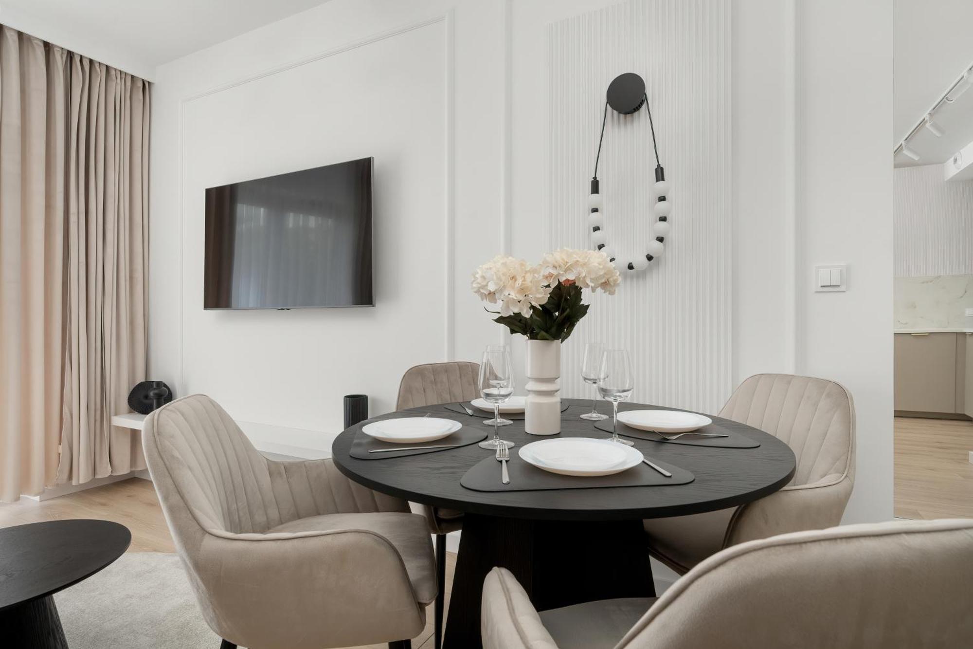 Stylish With Balcony & Parking In The Old Town Of By Renters Apartamento